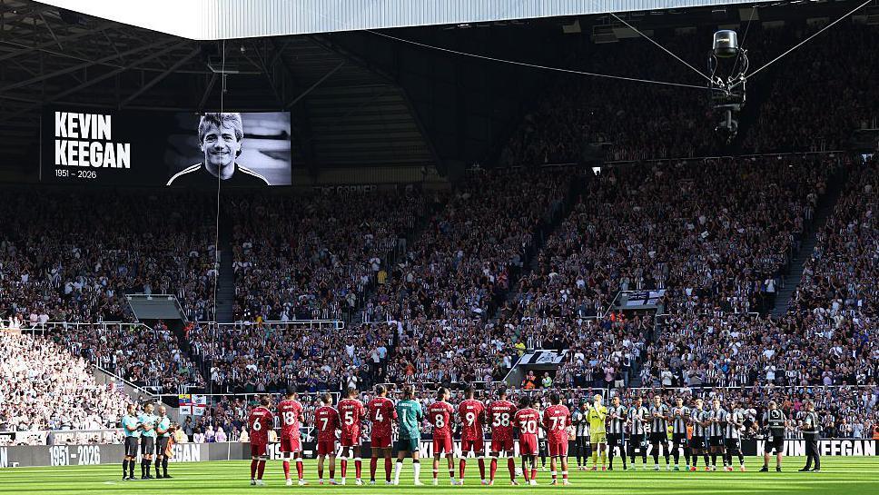 Newcastle and Liverpool applauded the late Kevin Keegan before kick off