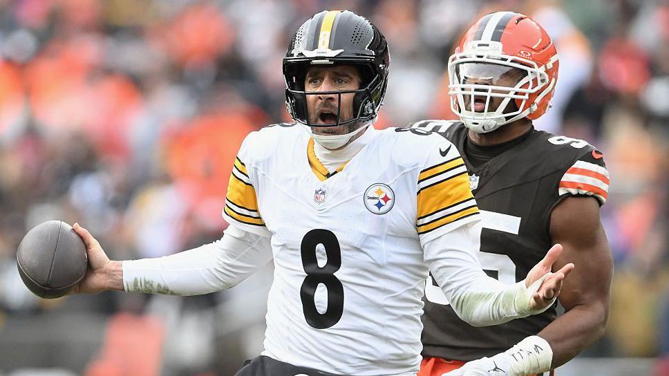 Aaron Rodgers complains to the referees during Pittsburgh's defeat in Cleveland in the NFL