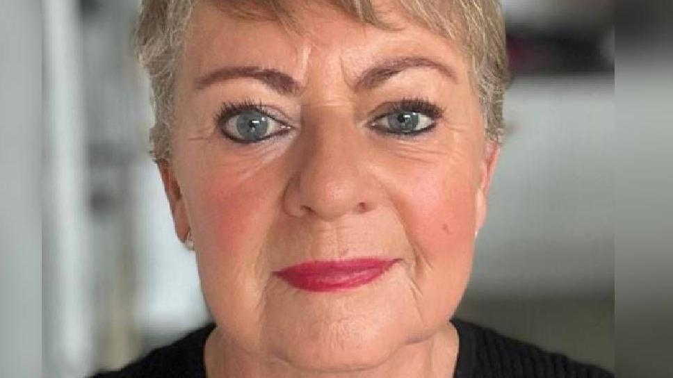 Gwyneb Jacqueline Totterdell yn edrych tuag at y camera. Mae ganddi lygaid glas, gwallt llwyd a minlliw pinc ar ei gwefusau.