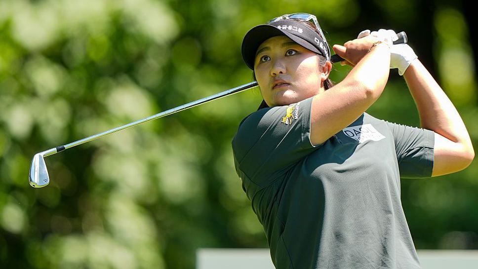 Haeran Ryu hitting a shot