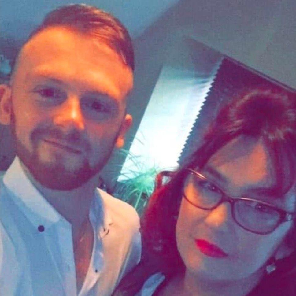 Ei brawd Ryan, a'i mam