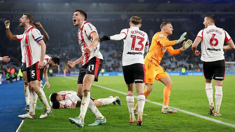 Southampton players celebrate after scoring a late winner at Leicester City 