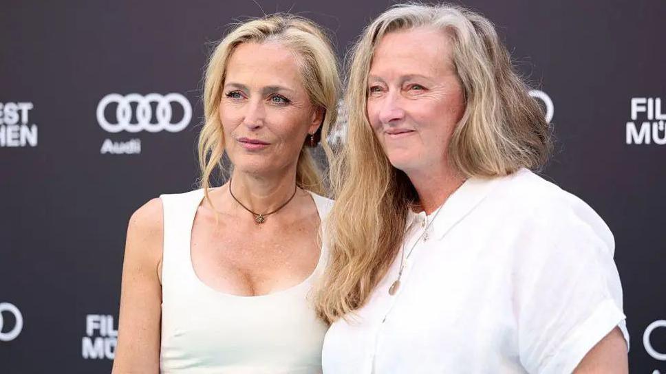 Raynor Winn/Sally Walker (dde) gyda'r actores Gillian Anderson (chwith)