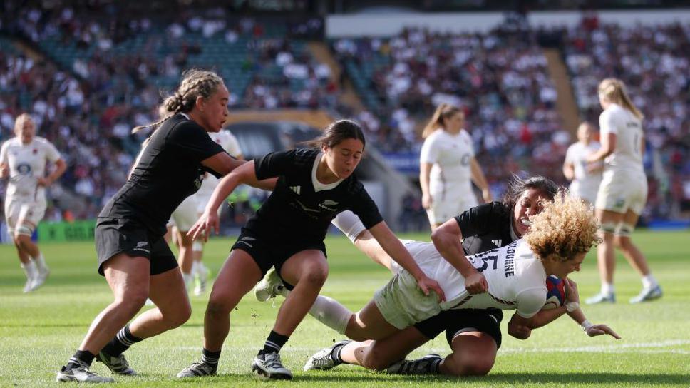 Ellie Kildunne scoring against New Zealand