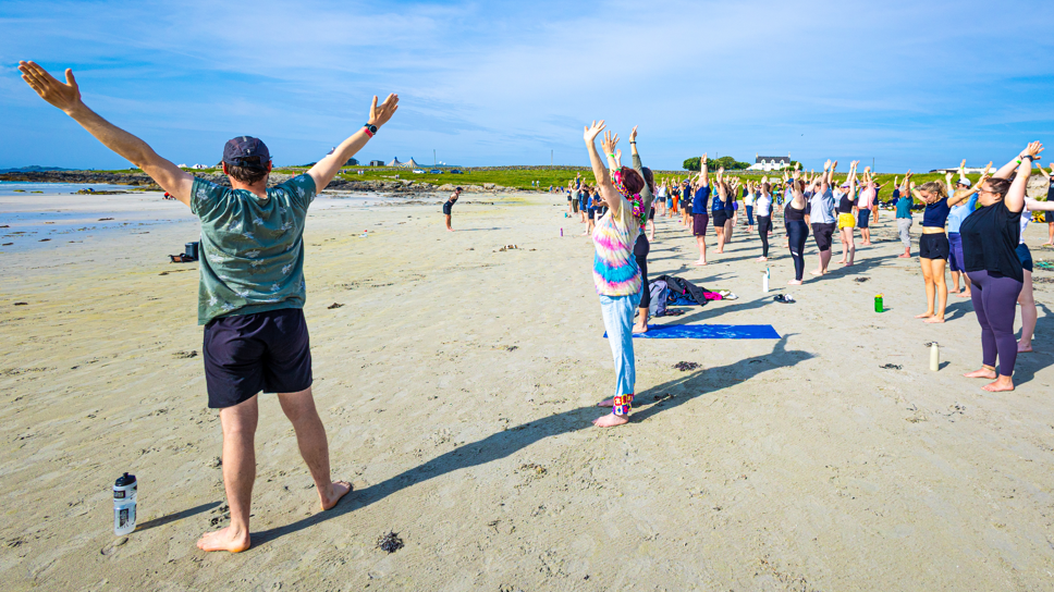 Iòga air an tràigh