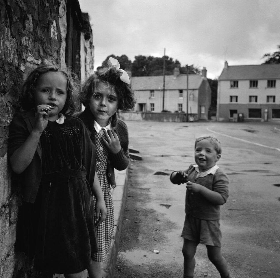 Talacharn, 1959. Y tro nesaf i Philip gyfarfod y ferch ar y chwith, hi oedd yn cadw Brown's Hotel, tafarn enwog Dylan Thomas.