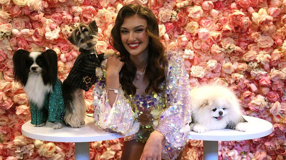 Model Rachel Pizzolato poses during the "The Pet Gala" with some of the models of the day