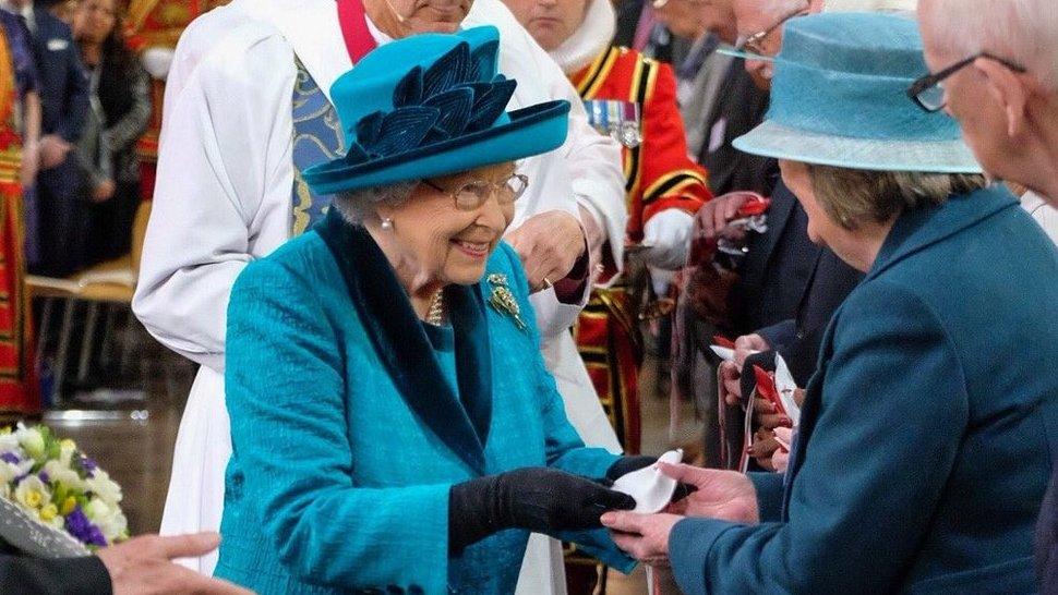 The Queen distributes Maundy money