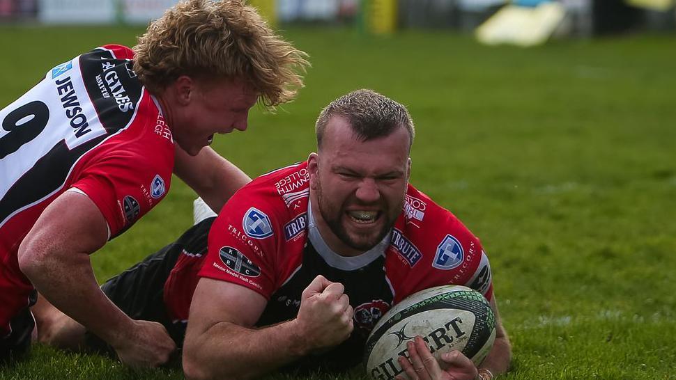 Cornish Pirates score a try