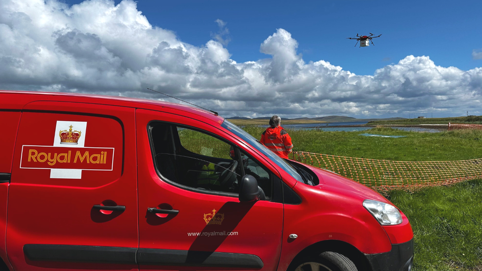 Bhana a' phuist le dròn san adhar