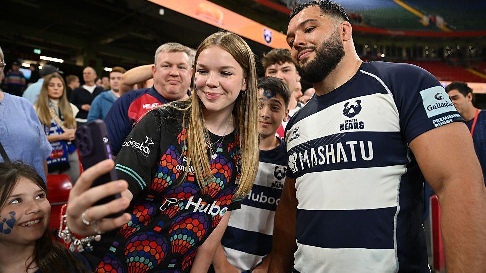 Ellis Genge poses for a selfie with a fan