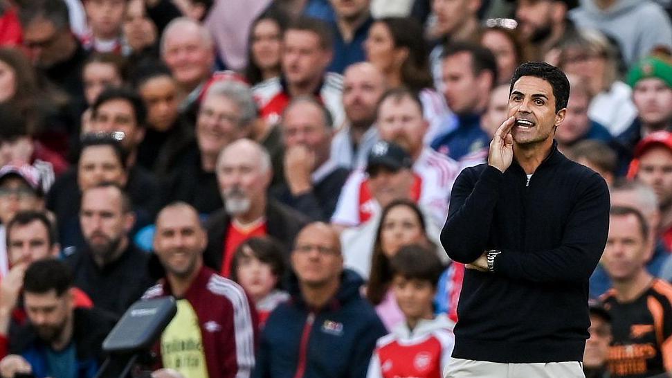 Mikel Arteta shouts instructions to his players