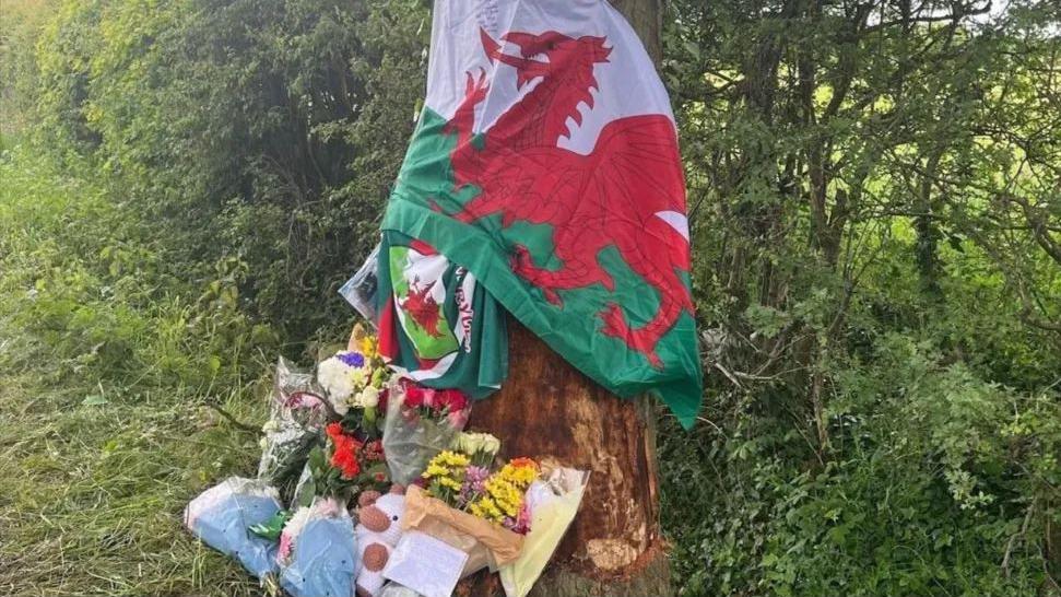 Tributes at crash scene