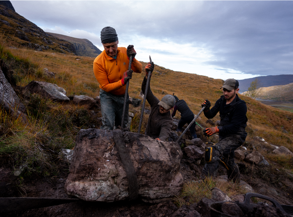 Buidheann de shaor-thoilich ag obair air ceuman-coise An Teallach 