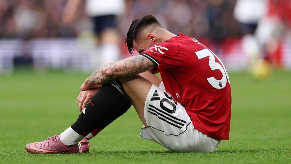 Manchester United striker Benjamin Sesko after suffering a knee injury at Tottenham
