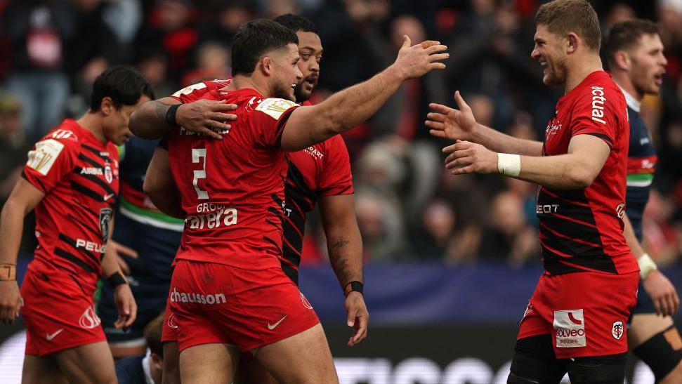 Jack Willis celebrates a Toulouse try