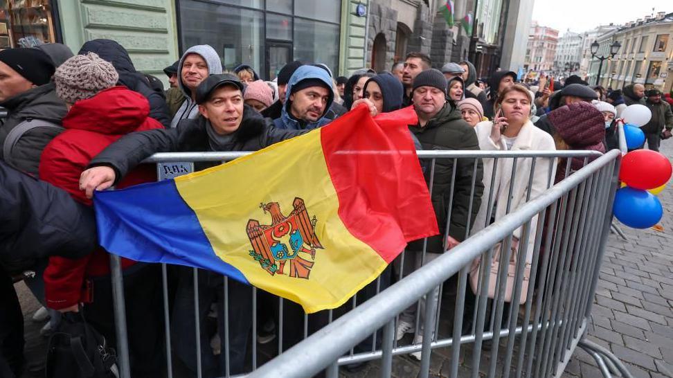 Moldovans wait to vote in Moscow