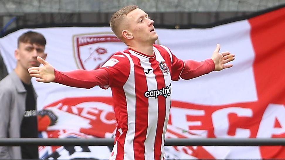 Jay Stansfield scores for Exeter while on loan