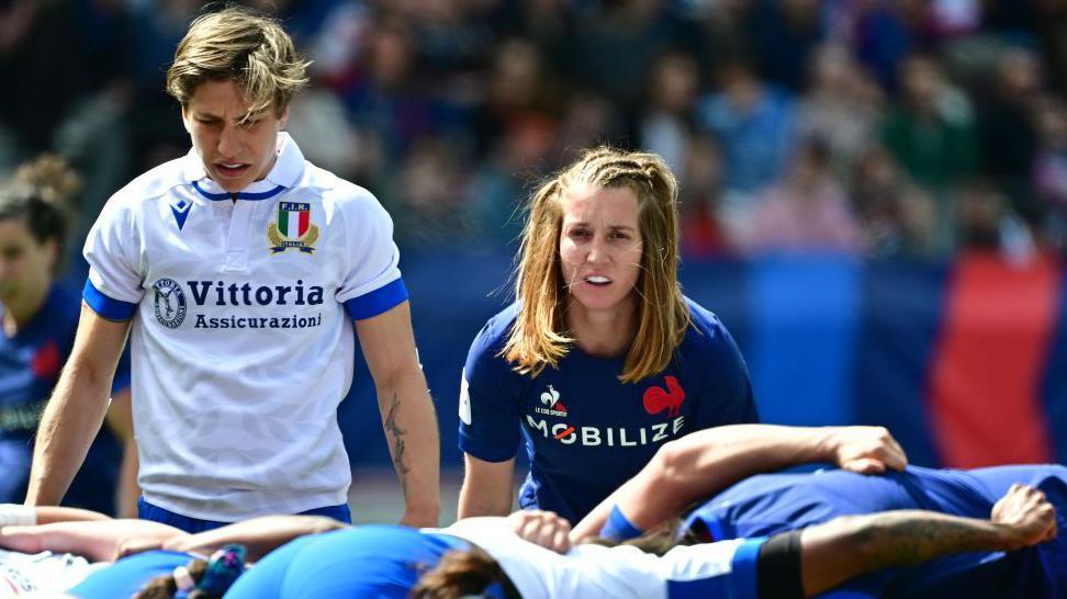 Pauline Bourdon Sansus putting into a scrum