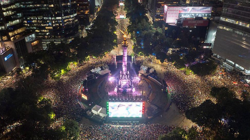 Una toma aérea muestra a miles de aficionados reunidos en el Ángel de la Independencia para celebrar la victoria de México sobre Ecuador en la Copa Mundial de la FIFA 2026.