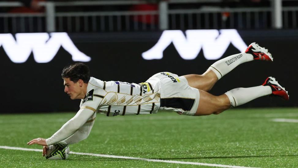 Louis Rees-Zammit scoring a rugby union try for Gloucester before his move to NFL team the Jacksonville Jaguars