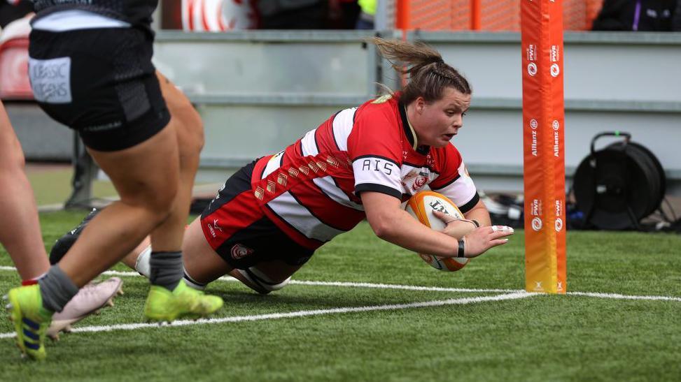 Sarah Beckett scoring a try against Exeter Chiefs