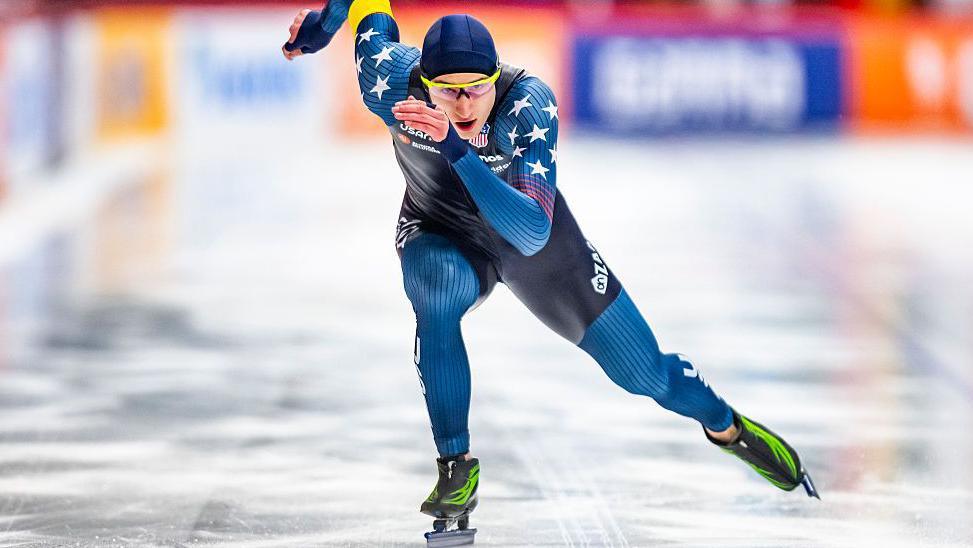 El patinador de velocidad estadounidense Jordan Stolz en acción