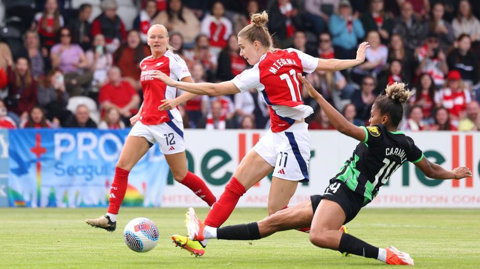 Vivianne Miedema scores for Arsenal