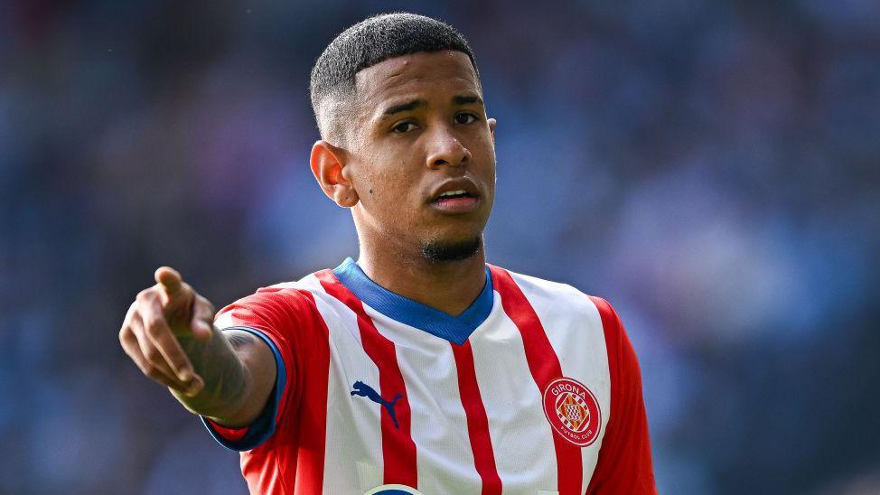 Savinho playing with Girona in La Liga in 2023-23