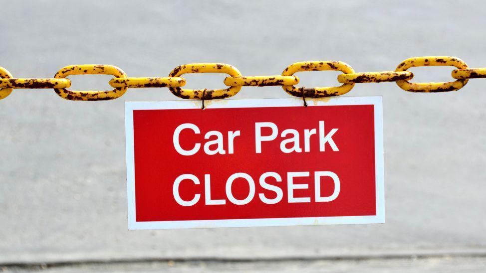 A red sign attached for a yellow chain. 