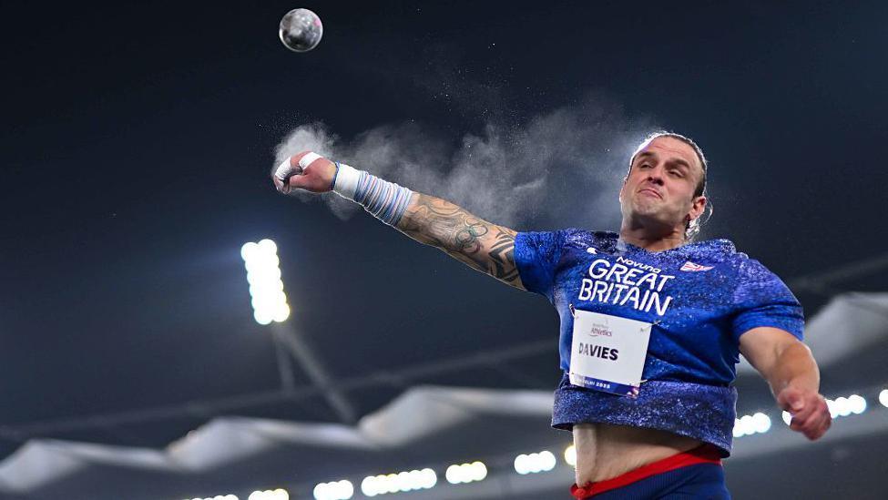 Aled Sion Davies ar ei ffordd i ennill medal aur yn y taflu pwysau ym Mhencampwriaethau'r Byd yn India yn 2025.