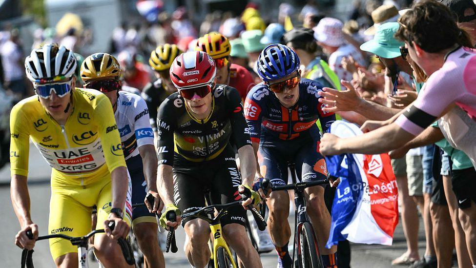 Slovenian rider Tadej Pogacar (left) and Oscar Onley (right)