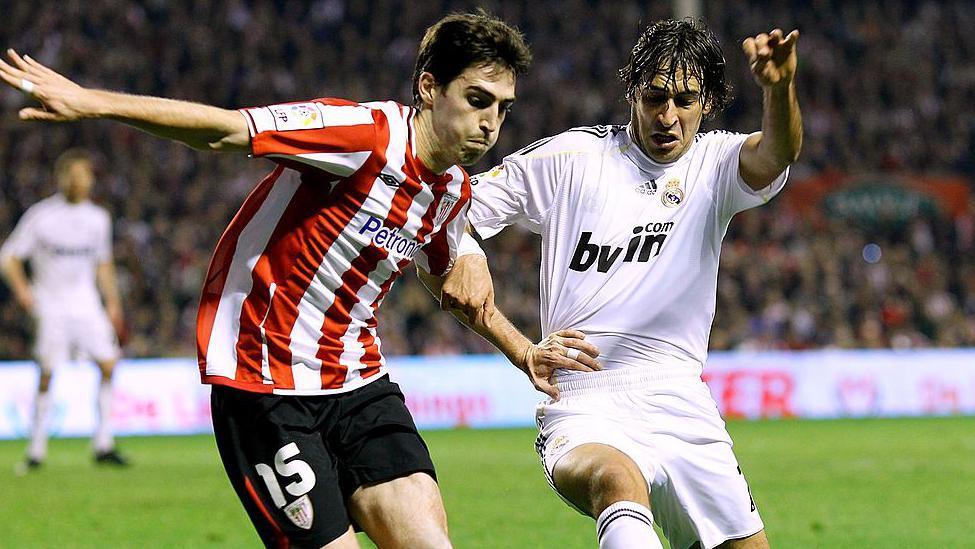 Andoni Iraola playing against Raul of Real Madrid in 2010