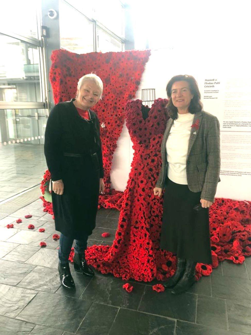 Catrin yn Y Senedd gyda Liz Saville Roberts a'r Fantell o Flodau