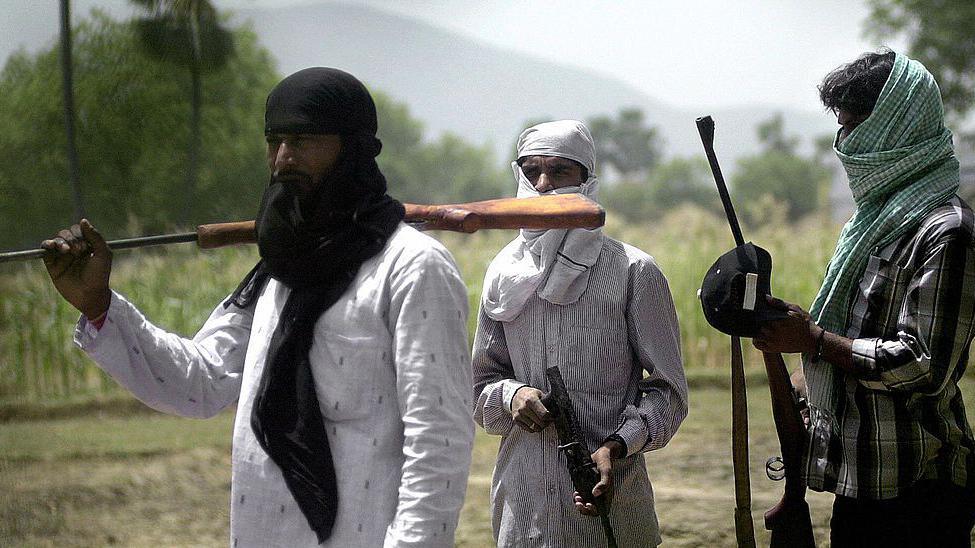 JEHANABAD, INDIA: Indian villagers carry weapons in Jehanabad, 17 April 2004 some 70 kms south of Patna. Illegal gunmakers flourish in the lawless eastern Indian state of Bihar, where capturing polling booths and vote rigging are time-honoured traditions each election day. 