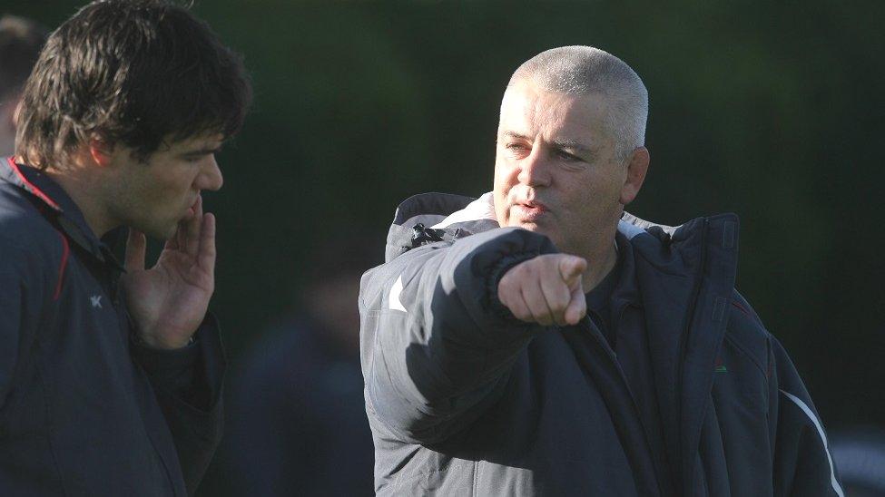 Warren Gatland makes a point to Mike Phillips