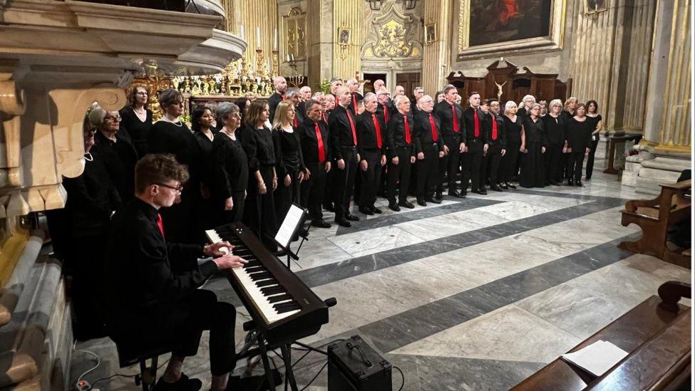 Côr Caerdydd yn perfformio yn Rhufain