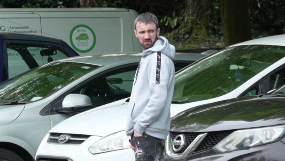 Jay Bayliss yn cyrraedd Llys y Goron Casnewydd