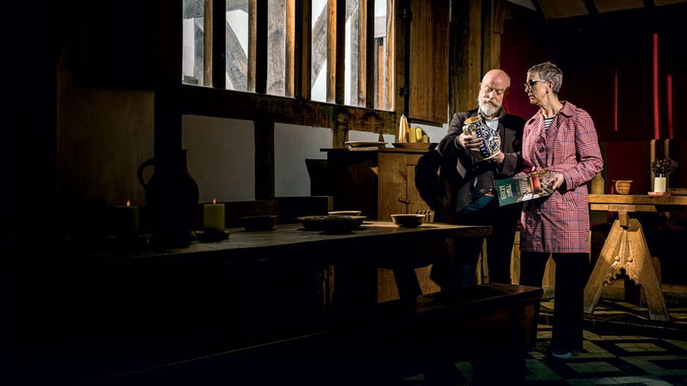 couple-admiring-artefacts.