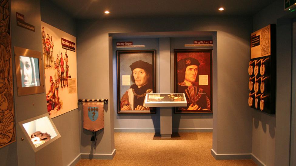 Pictures_of_Richard_III_and_Henry_Tudor_in_exhibition.