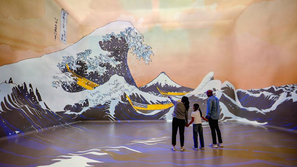 two-adults-and-a-child-inside-hokusai-great-wave.
