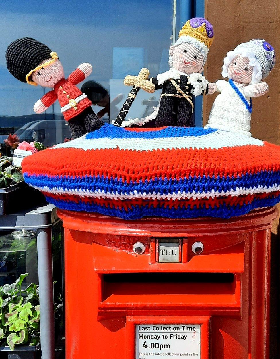 Their royal majesties and a knitted Buckingham Palace guard