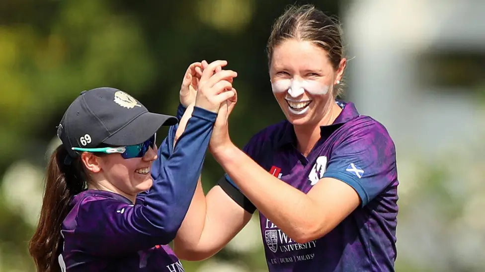 Escocia supera a Papúa Nueva Guinea y mantiene el 100% de su racha