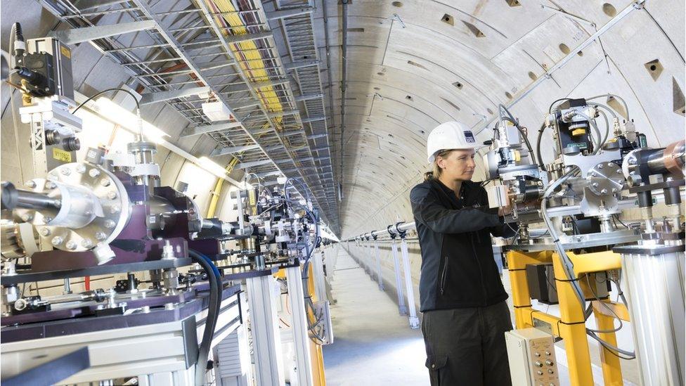 Beamline installations in the photon tunnel XTD9