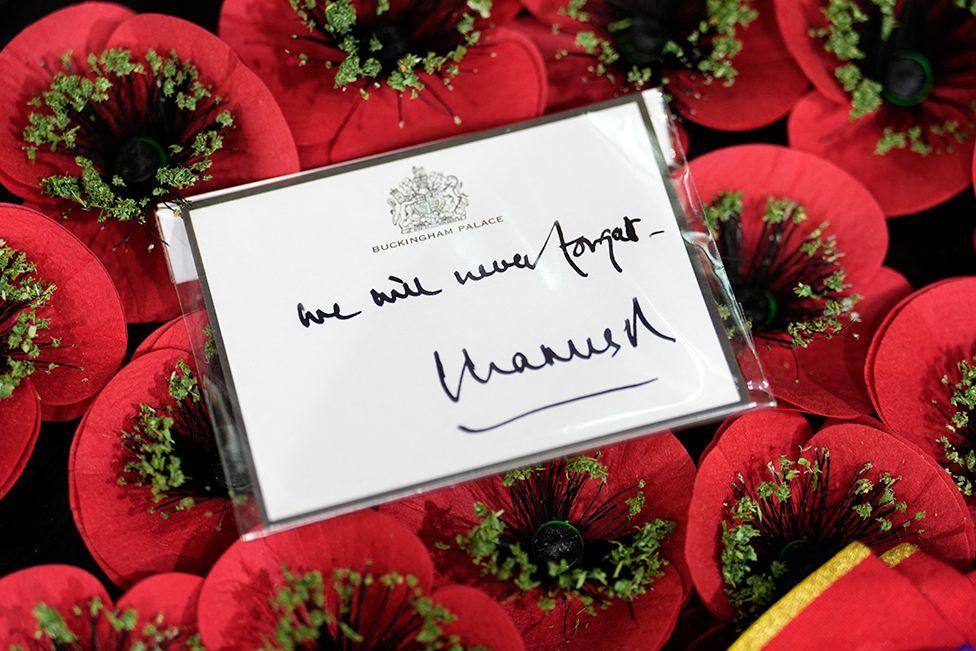 A handwritten note is pictured on the wreath which will be laid by King Charles III