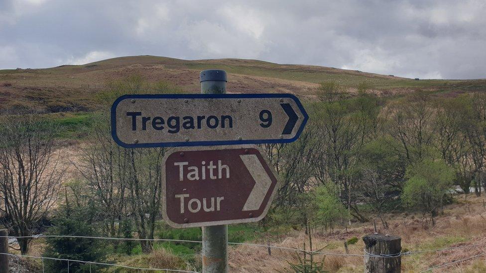 Arwydd ffordd Tregaron yn dangos naw milltir