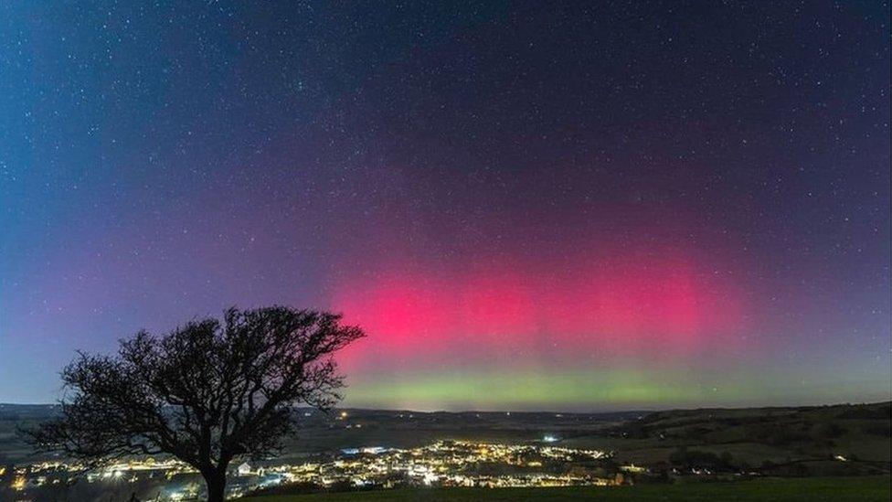 Yr Aurora Borealis yn Nhregaron nos Sul