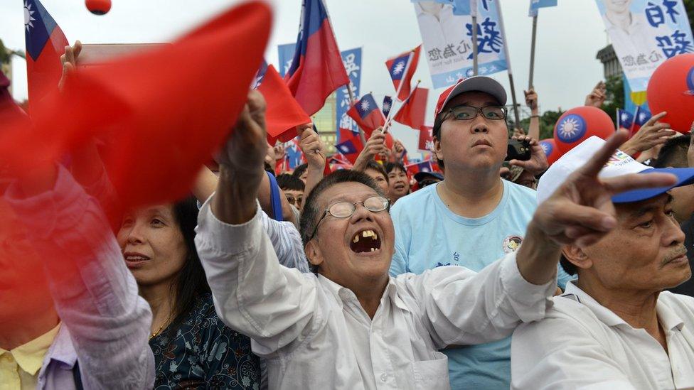 Supporters of mayoral candidate Ting Shou-chung from the opposition Kuomintang party attend a campaign rally in Taipei on November 11, 2018