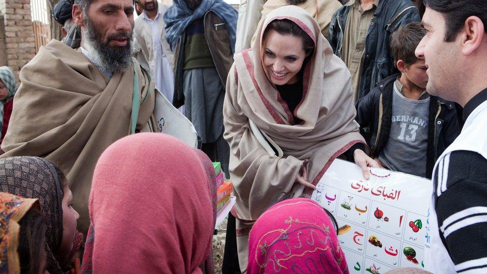 angelina-jolie-speaking-to-children-in-kabul