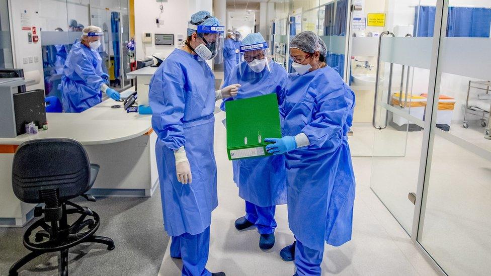 Health workers in an intensive care unit